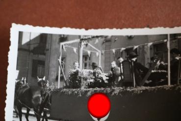 Preview: altes Foto - Festumzug - Festwagen der DAF